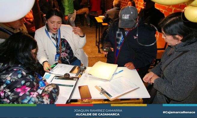 🏛La municipalidad provincial de Cajamarca, en coordinación con la gerencia de seguridad ciudadana, bromatología y la gerencia de gestión de riesgos, continúa llevando a cabo operativos inopinados para detectar incumplimientos en los establecimientos de la ciudad.
🔍 Se intervino el bar restaurante "El Portón" ubicado en Jr. Desamparados 413, al que se le puso una medida cautelar por no contar con la autorización municipal correspondiente. Asimismo, se intervino al campo sintético deportivo "Cosmos" ubicado en Jr. Chanchamayo 755, al que se le impuso una medida cautelar por funcionar en condiciones de alto riesgo para la seguridad pública.
🚨 Finalmente, se intervino en el night club "Luna Azul" ubicado en Av. Independencia, al que se le aplicó una medida cautelar por no contar con el certificado ITSE y por estar vulnerando las normas establecidas en el reglamento ITSE, funcionando también en condiciones de alto riesgo para la seguridad pública.