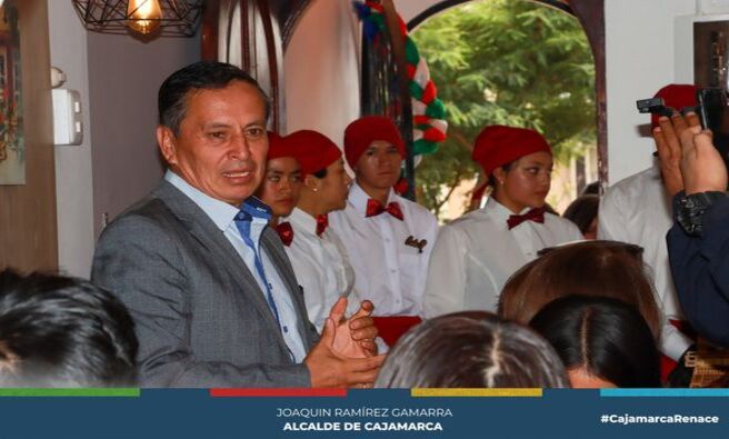 🍽️ La Escuela Taller San Antonio conmemoró un hito significativo en la formación de sus estudiantes de gastronomía al celebrar un desayuno internacional como parte del módulo final de la carrera. En este evento, los estudiantes de la segunda brigada presentaron una variedad de platos típicos, mostrando su destreza culinaria tanto en la gastronomía peruana como en la internacional.
🍴 El evento, que tuvo lugar en las instalaciones de un restaurante de uno de los egresados de la carrera, contó con la presencia de familiares de los estudiantes, así como del Gerente Municipal Wilder Narro, en representación de la Municipalidad Provincial de Cajamarca, y de la directora del CETPRO, la Arquitecta Sandra Cerna Merino.
🍳 Durante la presentación, los futuros chefs demostraron por qué el Perú es considerado una potencia mundial en la cocina, destacando por su calidad, creatividad y respeto por la tradición. Este logro es un testimonio del compromiso de la Escuela Taller San Antonio con la excelencia educativa y el desarrollo de talentos que continúan elevando el prestigio de la gastronomía peruana a nivel global.
