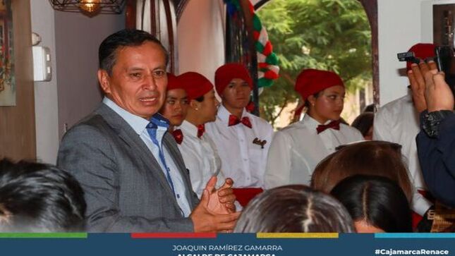 🍽️ La Escuela Taller San Antonio conmemoró un hito significativo en la formación de sus estudiantes de gastronomía al celebrar un desayuno internacional como parte del módulo final de la carrera. En este evento, los estudiantes de la segunda brigada presentaron una variedad de platos típicos, mostrando su destreza culinaria tanto en la gastronomía peruana como en la internacional.
🍴 El evento, que tuvo lugar en las instalaciones de un restaurante de uno de los egresados de la carrera, contó con la presencia de familiares de los estudiantes, así como del Gerente Municipal Wilder Narro, en representación de la Municipalidad Provincial de Cajamarca, y de la directora del CETPRO, la Arquitecta Sandra Cerna Merino.
🍳 Durante la presentación, los futuros chefs demostraron por qué el Perú es considerado una potencia mundial en la cocina, destacando por su calidad, creatividad y respeto por la tradición. Este logro es un testimonio del compromiso de la Escuela Taller San Antonio con la excelencia educativa y el desarrollo de talentos que continúan elevando el prestigio de la gastronomía peruana a nivel global.