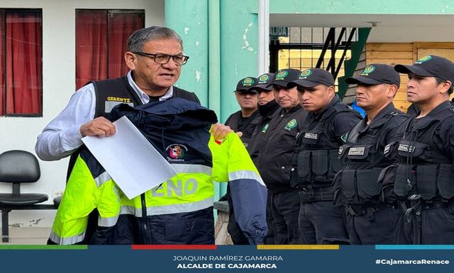 π¦La Municipalidad Provincial de Cajamarca, a travΓ©s de la gerencia de Seguridad Ciudadan, realizΓ³ la entrega de nuevos uniformes para el personal de serenazgo y los operadores del centro de videovigilancia.
πββοΈEste cambio estandariza el uniforme del cuerpo de serenazgo a nivel nacional, pasando del color negro al azul. Esta iniciativa tendrΓ‘ un impacto positivo en la imagen del serenazgo, beneficiando a un total de 202 efectivos con un uniforme completo.
π§β El gerente de Seguridad Ciudadana, Crnl. EP (r) Jorge Salazar PΓ©rez, ha expresado su llamado a la confianza en el serenazgo, destacando que trabajan las 24 horas del dΓa, sin descanso, en coordinaciΓ³n con la PolicΓa Nacional del PerΓΊ, con el objetivo de reducir los niveles de inseguridad en la ciudad.