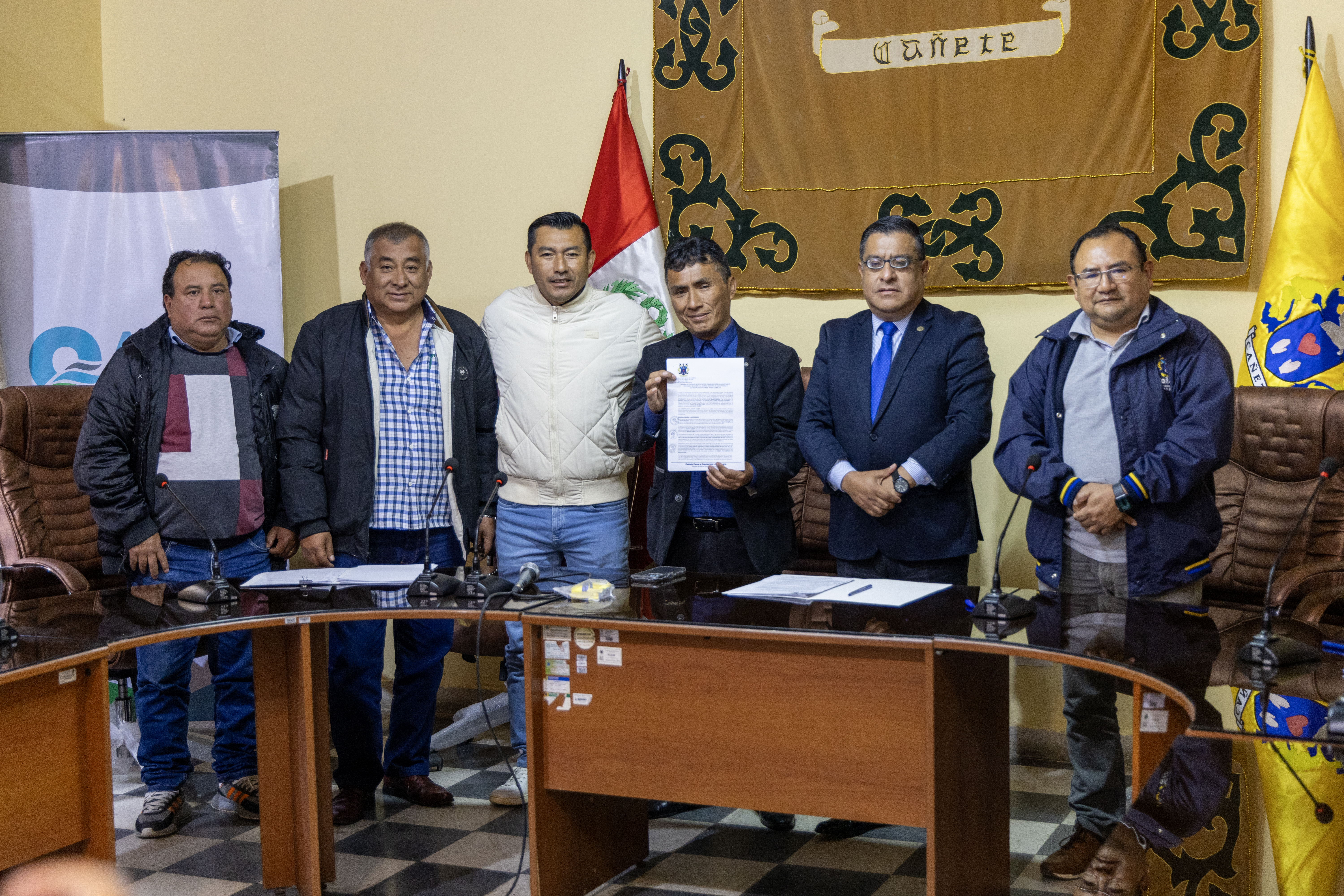 Alcalde firmó adenda del contrato de explotación para los servicios de saneamiento a favor de Olof Palme, Pape León XIII y 15 de enero.