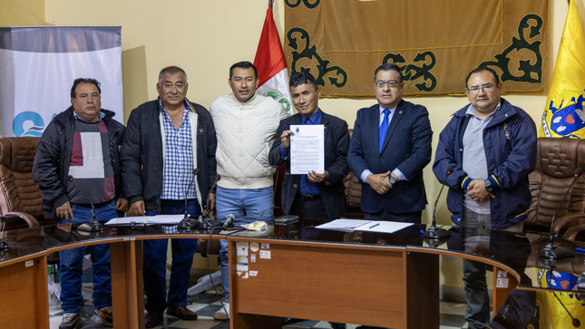 Alcalde firmó adenda del contrato de explotación para los servicios de saneamiento a favor de Olof Palme, Pape León XIII y 15 de enero.