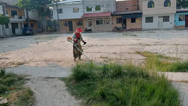 Sub Gerencia de Gestión Ambiental realizó la limpieza de las áreas verdes en la Urb. Mártires de la Democracia.