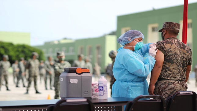 Vacunan contra la Influenza a miembros  de la Escuela Militar de Chorrillos