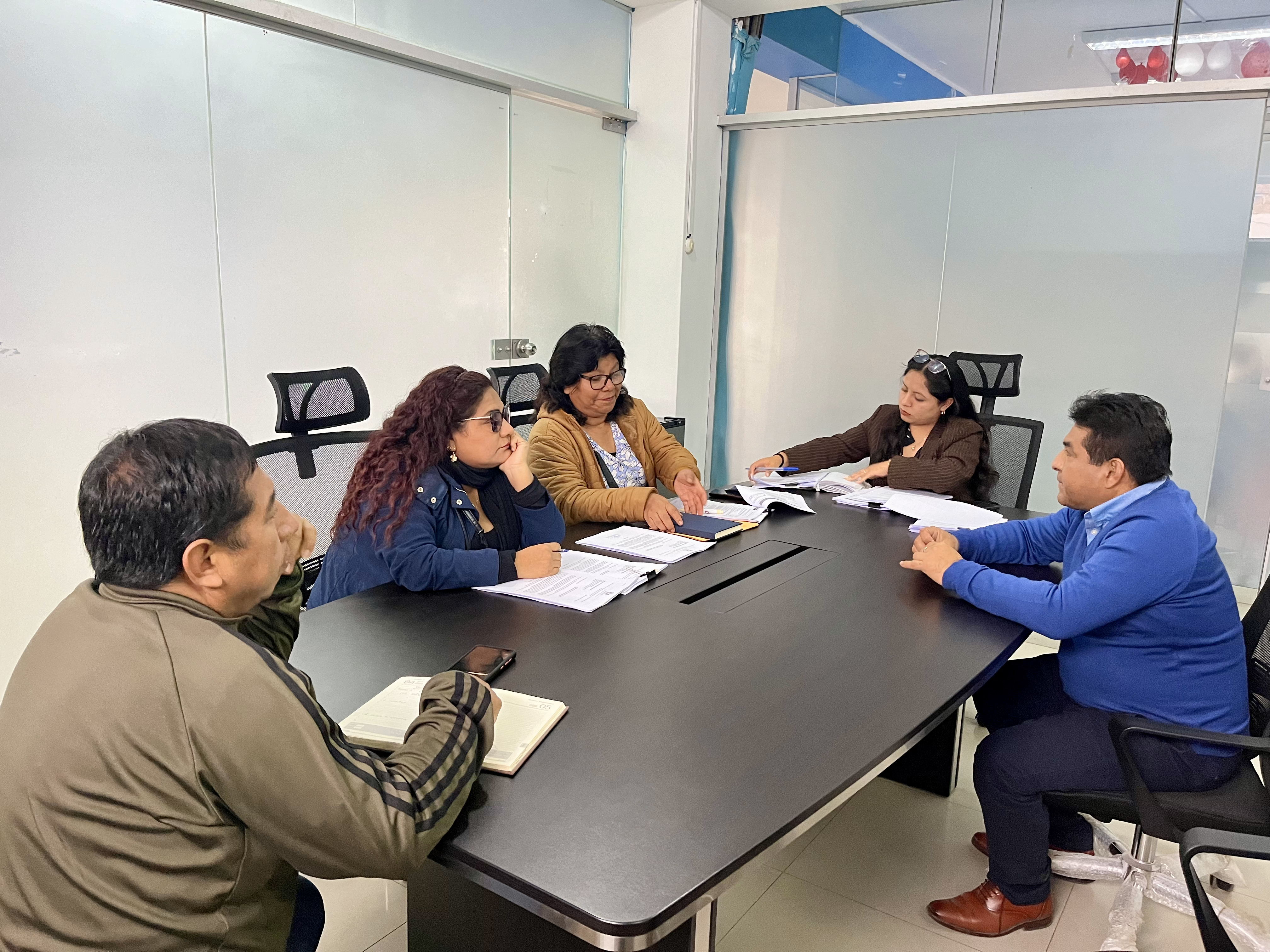 ¡Más ordenanzas a favor del distrito! Regiones de las comisiones de educación, obras y economía se continúan reuniendo.