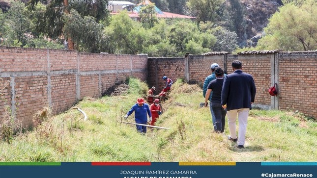🌳 La Municipalidad Provincial de Cajamarca, a través de la Subgerencia de Gestión de Residuos Sólidos, ha realizado tareas de limpieza en los canales de drenaje del colegio Miguel Carducci.
🏞 Estas acciones forman parte de las medidas preventivas para enfrentar la temporada de lluvias y minimizar el impacto de posibles inundaciones. El director de la institución educativa, Lic. Leolis Ventura Vargas, expresó su agradecimiento por estos trabajos, ya que el canal que pasa por la escuela es fundamental para drenar las aguas provenientes del Barrio Samanacruz.