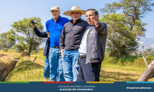👷♂️ El alcalde provincial de Cajamarca, Joaquín Ramírez, se trasladó al sector Huacariz para atender de manera inmediata la situación generada por la destrucción de una bocatoma, la cual era fundamental para el regadío de los sembríos en la zona. Esta acción se enmarca en el compromiso de la gestión municipal de garantizar el acceso al agua para los agricultores y sus cultivos.
📏 Durante la visita, se decidió iniciar de inmediato los trabajos de topografía necesarios para determinar la mejor solución técnica al problema. Este esfuerzo permitirá desarrollar un plan de acción efectivo que responda a las necesidades urgentes de los agricultores, mientras se trabaja en un expediente técnico completo que ofrezca una solución definitiva a la problemática.
💪 Con esta intervención, se busca no solo resolver la situación actual, sino también prevenir futuras contingencias que puedan afectar la producción agrícola en la región.