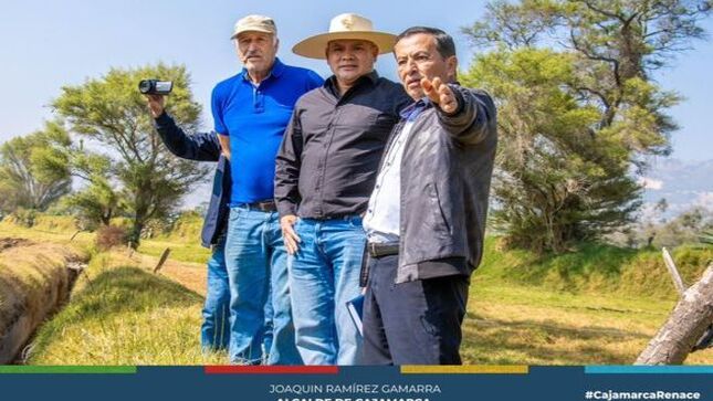 👷‍♂️ El alcalde provincial de Cajamarca, Joaquín Ramírez, se trasladó al sector Huacariz para atender de manera inmediata la situación generada por la destrucción de una bocatoma, la cual era fundamental para el regadío de los sembríos en la zona. Esta acción se enmarca en el compromiso de la gestión municipal de garantizar el acceso al agua para los agricultores y sus cultivos. 
📏 Durante la visita, se decidió iniciar de inmediato los trabajos de topografía necesarios para determinar la mejor solución técnica al problema. Este esfuerzo permitirá desarrollar un plan de acción efectivo que responda a las necesidades urgentes de los agricultores, mientras se trabaja en un expediente técnico completo que ofrezca una solución definitiva a la problemática. 
💪 Con esta intervención, se busca no solo resolver la situación actual, sino también prevenir futuras contingencias que puedan afectar la producción agrícola en la región.