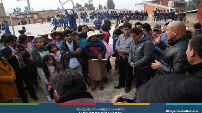 🏫 El alcalde provincial de Cajamarca, Joaquin Ramírez Gamarra, visitó la I.E. N° 82121 de Shudal para atender la urgente necesidad de mejorar la infraestructura de agua potable, beneficiando a más de 250 alumnos. Ante el pedido de padres y profesores, se gestionará la construcción de la base para un tanque elevado, garantizando así el abastecimiento de agua para todo el colegio. 🚰🔧
💪🏫 La prioridad del alcalde es asegurar que los estudiantes cuenten con un entorno adecuado para su aprendizaje, y esta solución será clave para lograrlo. 
🏫💪 Cuidemos y usemos de manera racional el agua, SEDACAJ, te recuerda que estamos en temporada de estiaje y es por ello que no debemos lavar carros y hacer uso innecesario del agua.