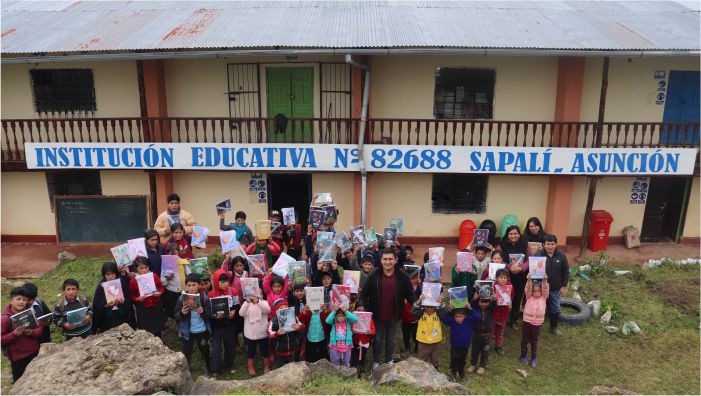 Foto de entrega de útiles escolares