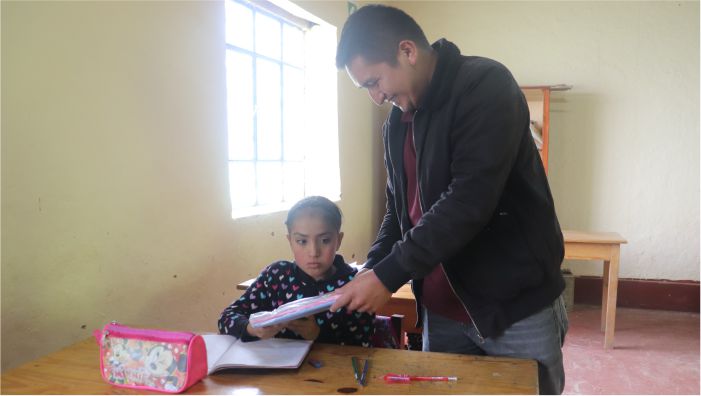 Foto de entrega de útiles escolares