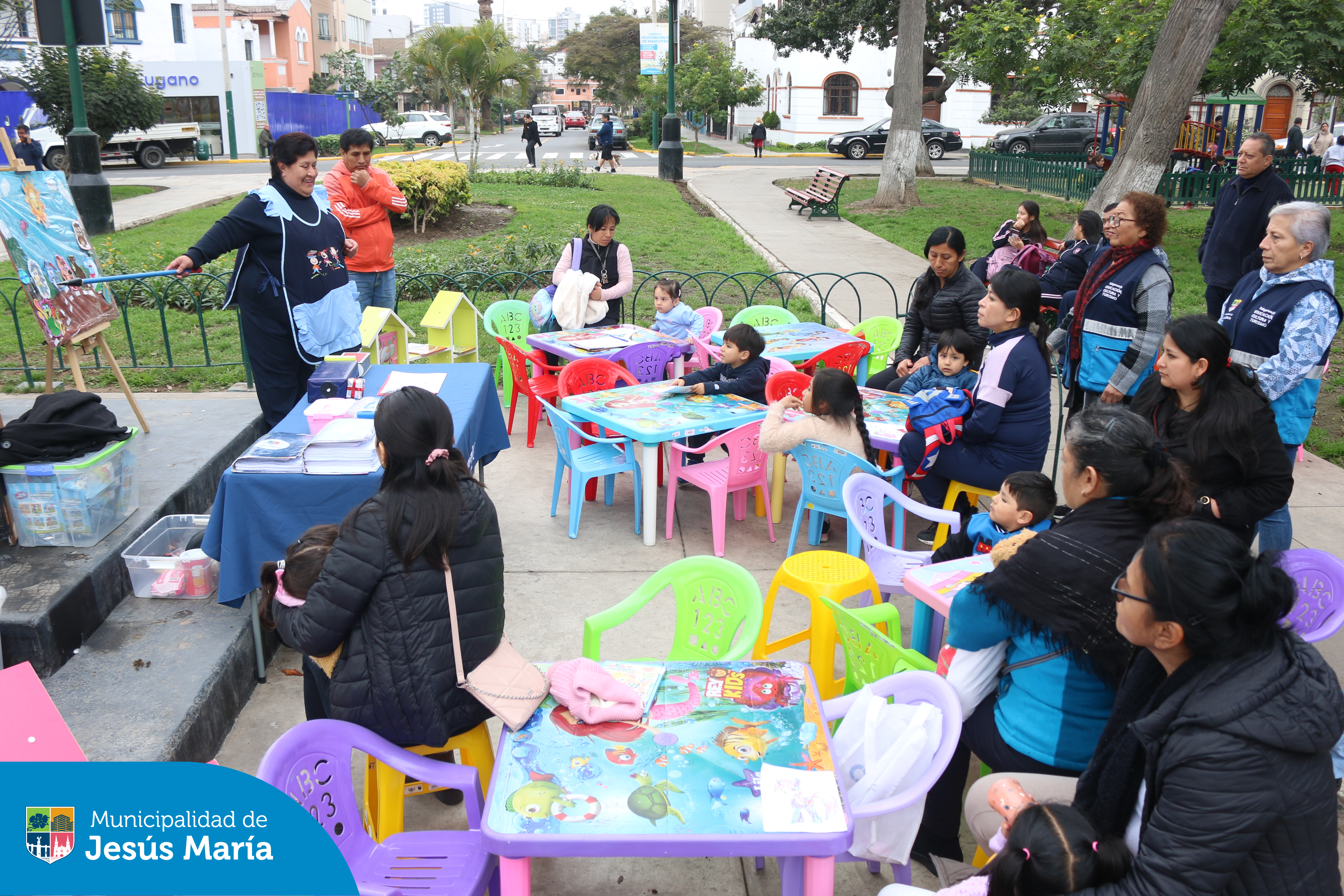 Nuestros niños jesusmarianos se divirtieron con pintura, cuenta cuentos y manualidades en la gran actividad Lectura en tu Parque. 🌳 Gracias a todos los padres por sumarse a esta hermosa iniciativa. 🙌
👉 La próxima cita es el martes 10 a las 3:00 p.m. en el Parque Eduardo de Habich. ¡Los esperamos para más aventuras juntos!