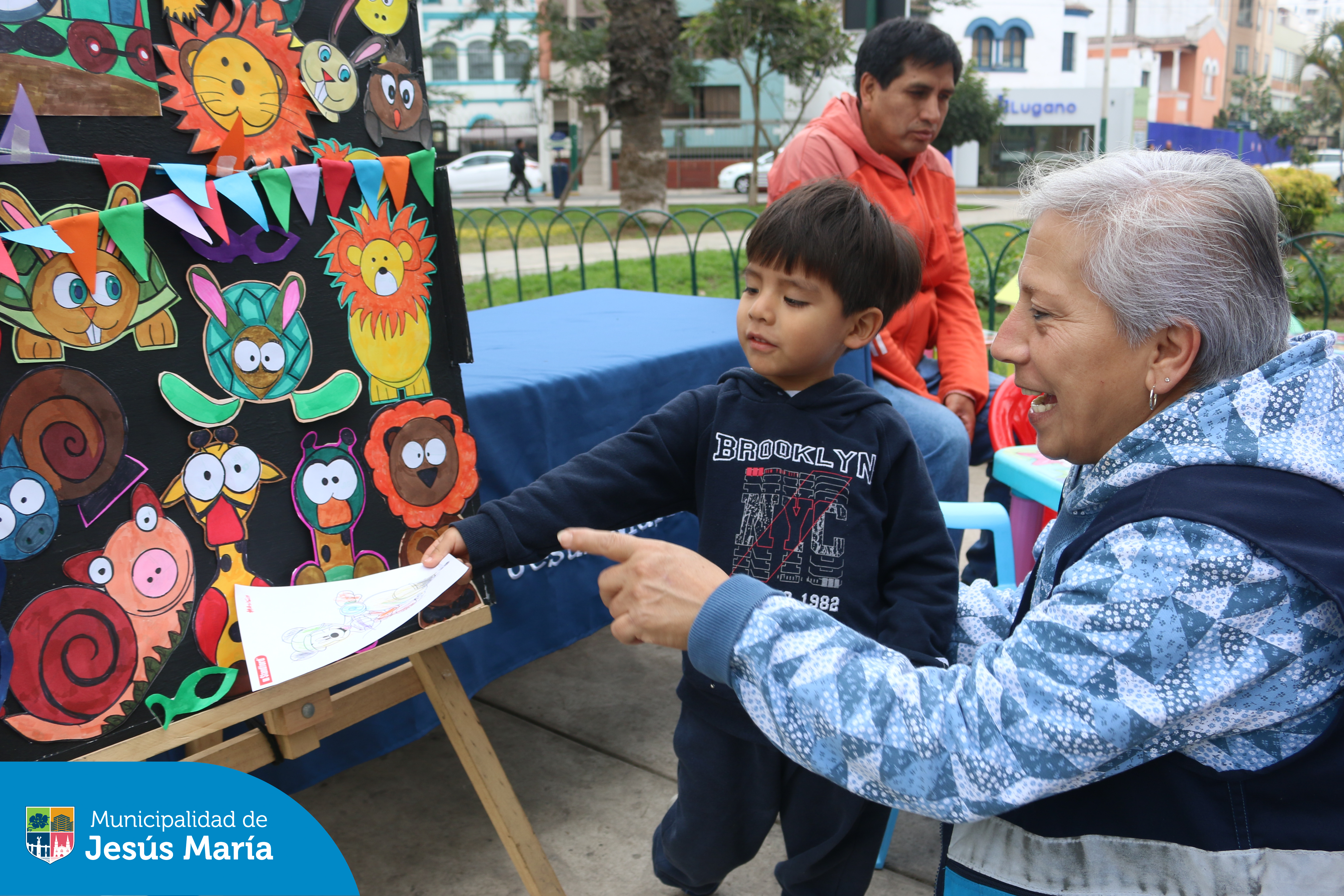 Nuestros niños jesusmarianos se divirtieron con pintura, cuenta cuentos y manualidades en la gran actividad Lectura en tu Parque. 🌳 Gracias a todos los padres por sumarse a esta hermosa iniciativa. 🙌
👉 La próxima cita es el martes 10 a las 3:00 p.m. en el Parque Eduardo de Habich. ¡Los esperamos para más aventuras juntos!