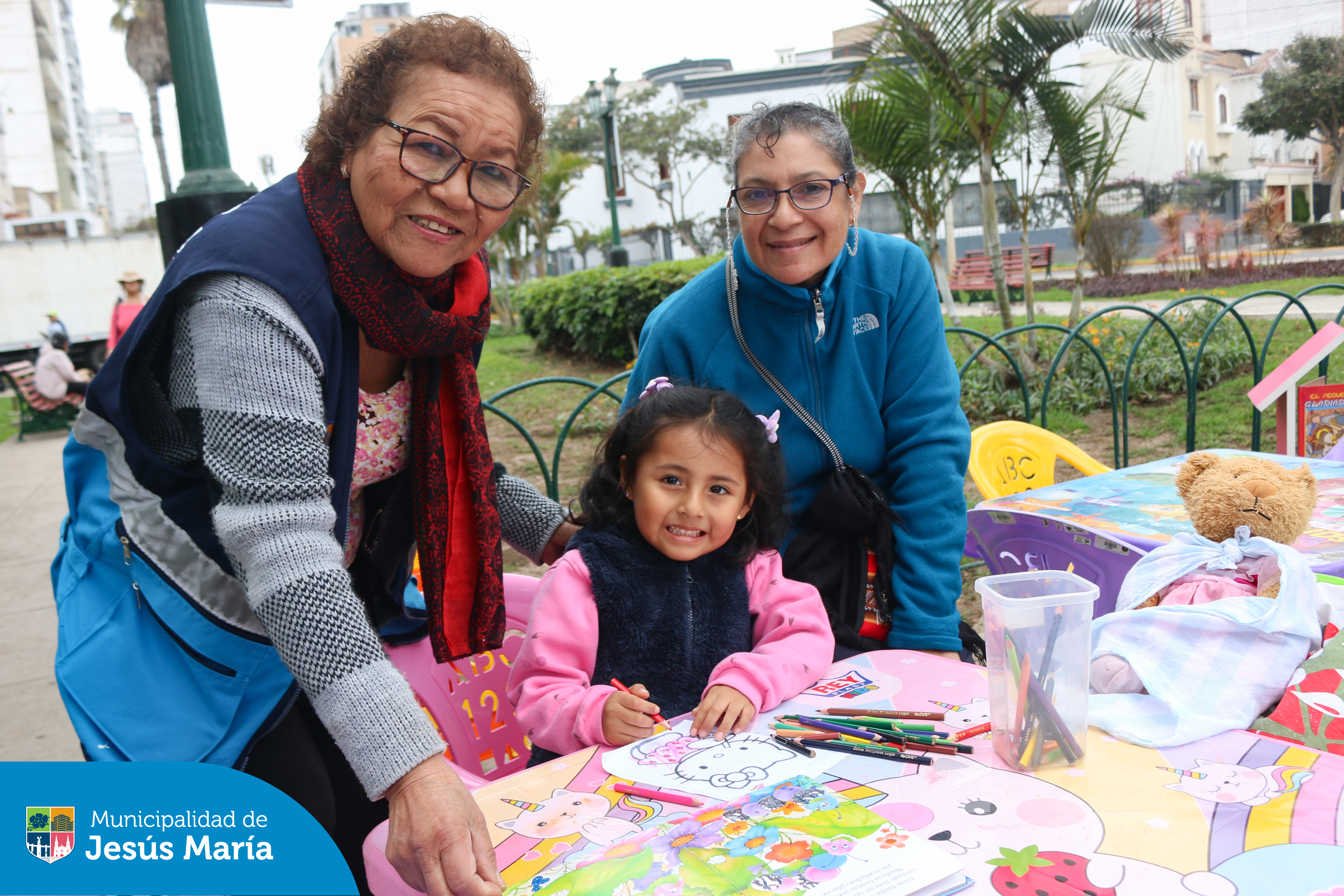 Nuestros niños jesusmarianos se divirtieron con pintura, cuenta cuentos y manualidades en la gran actividad Lectura en tu Parque. 🌳 Gracias a todos los padres por sumarse a esta hermosa iniciativa. 🙌
👉 La próxima cita es el martes 10 a las 3:00 p.m. en el Parque Eduardo de Habich. ¡Los esperamos para más aventuras juntos!