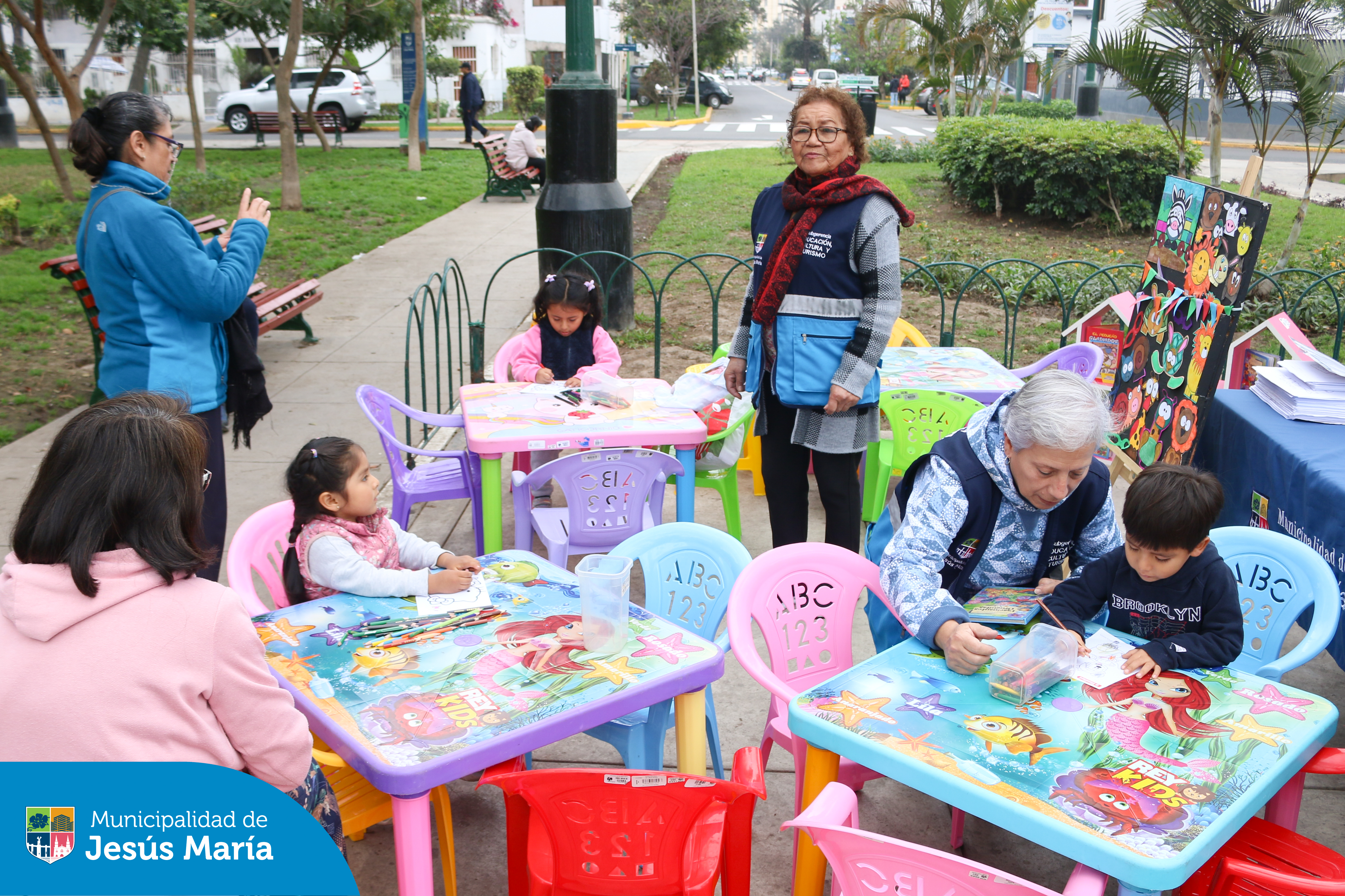 Nuestros niños jesusmarianos se divirtieron con pintura, cuenta cuentos y manualidades en la gran actividad Lectura en tu Parque. 🌳 Gracias a todos los padres por sumarse a esta hermosa iniciativa. 🙌
👉 La próxima cita es el martes 10 a las 3:00 p.m. en el Parque Eduardo de Habich. ¡Los esperamos para más aventuras juntos!