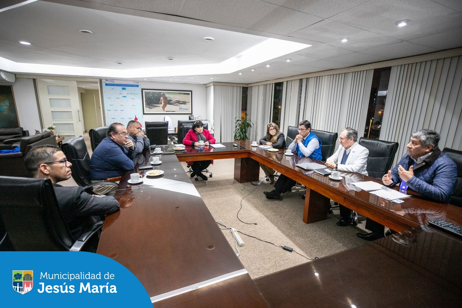 En una importante reunión, nuestro alcalde, Jesús Gálvez y la presidenta ejecutiva de Seguro Social de Salud del Perú - EsSalud, Dra. María Elena Aguilar Del Águila, unieron esfuerzos para seguir avanzando en la mejora de los servicios de salud en el distrito 🩺 y al alcance de todos los jesusmarianos.