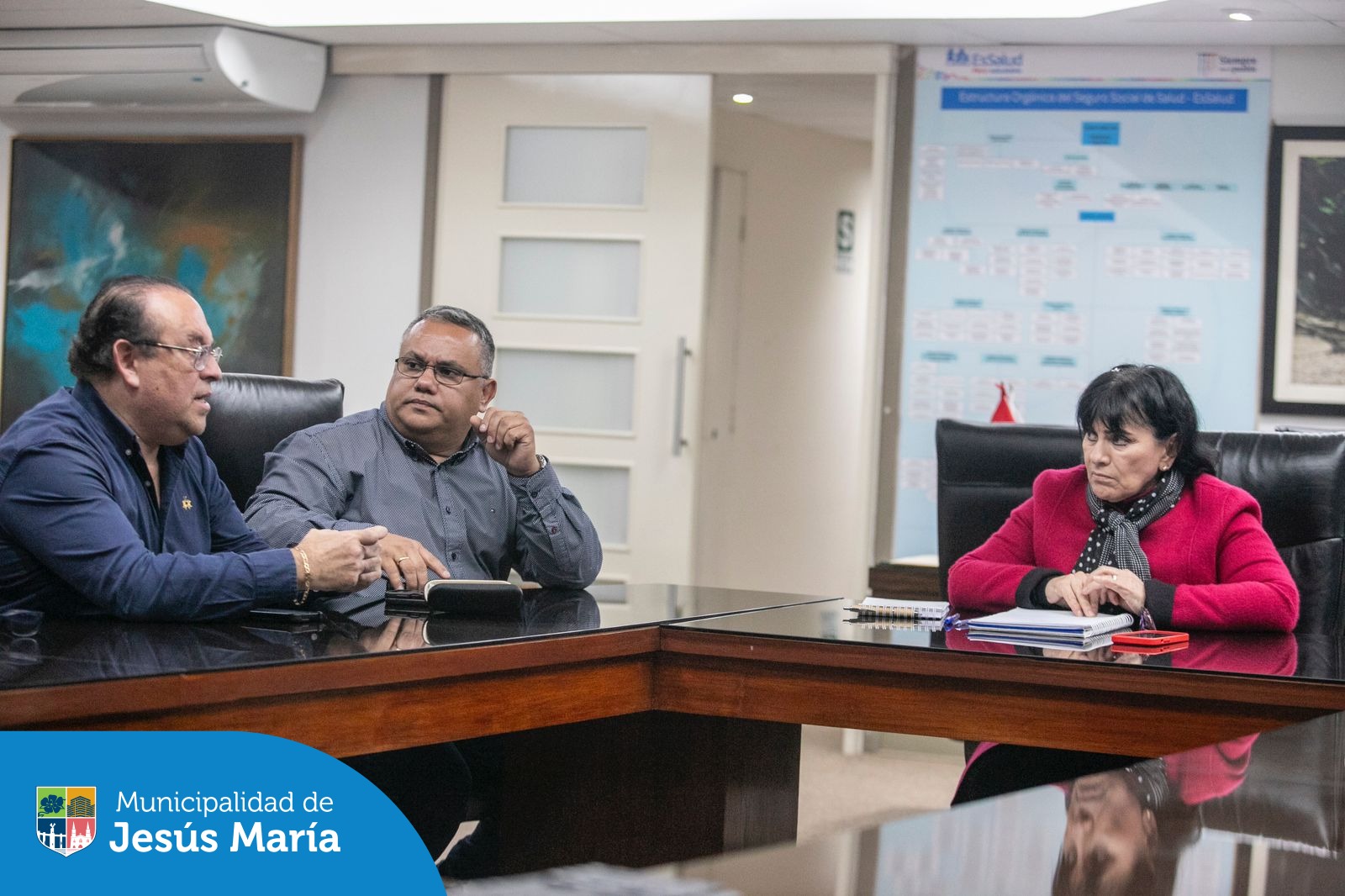 En una importante reunión, nuestro alcalde, Jesús Gálvez y la presidenta ejecutiva de Seguro Social de Salud del Perú - EsSalud, Dra. María Elena Aguilar Del Águila, unieron esfuerzos para seguir avanzando en la mejora de los servicios de salud en el distrito 🩺 y al alcance de todos los jesusmarianos.
