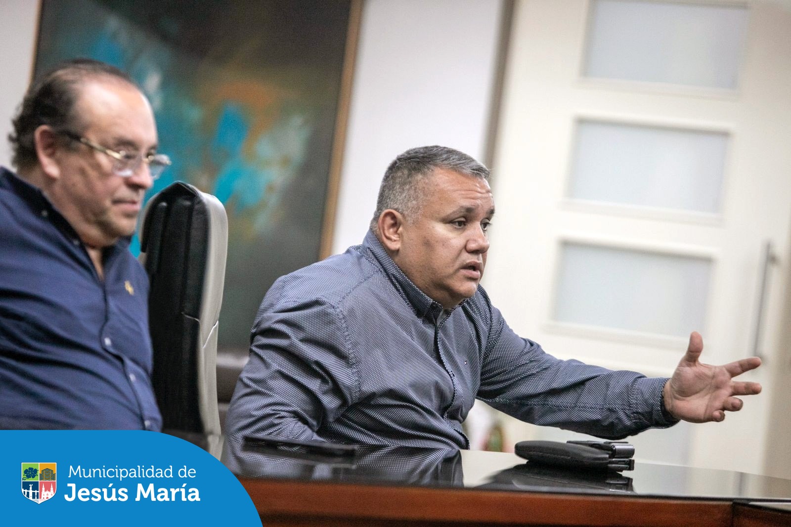 En una importante reunión, nuestro alcalde, Jesús Gálvez y la presidenta ejecutiva de Seguro Social de Salud del Perú - EsSalud, Dra. María Elena Aguilar Del Águila, unieron esfuerzos para seguir avanzando en la mejora de los servicios de salud en el distrito 🩺 y al alcance de todos los jesusmarianos.