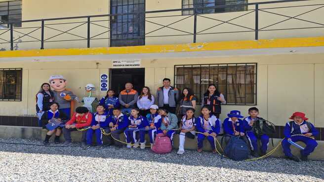 Estudiantes visitan instalaciones de la DRTC