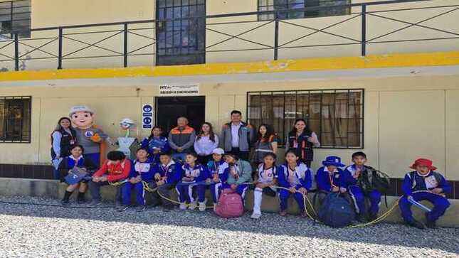 Estudiantes visitan instalaciones de la DRTC