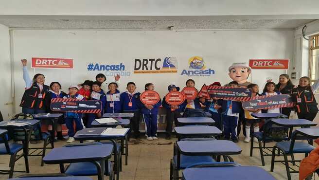 Estudiantes visitan instalaciones de la DRTC