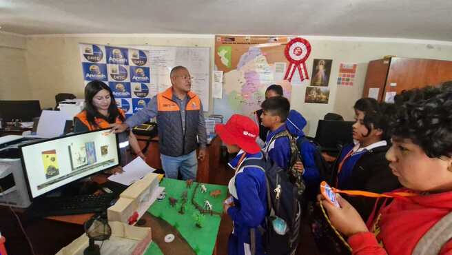 Estudiantes visitan instalaciones de la DRTC