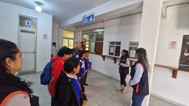 Estudiantes visitan instalaciones de la DRTC