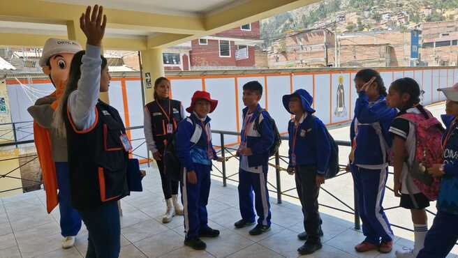 Estudiantes visitan instalaciones de la DRTC
