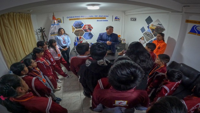 Director Regional de Transportes y Comunicaciones recibe visita de estudiantes