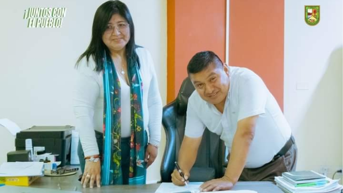 Foto Alcalde firma convenio de obra por impuestos
