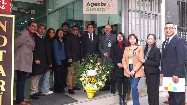 Foto de Autoridades de Sunarp Huancayo y trabajadores de la Notaría Quispe Poma posan para la foto en inauguración de Agente Sunarp
