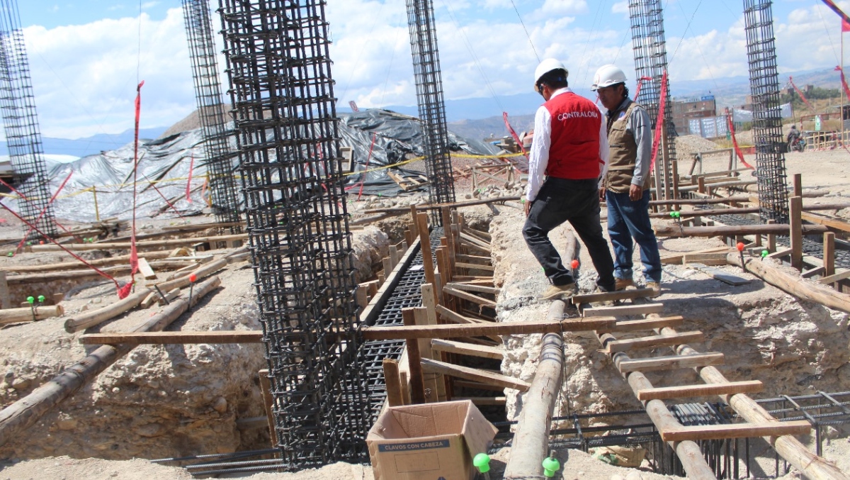 Ayacucho.- La Contraloría General alertó al Gobierno Regional de Ayacucho sobre las deficiencias de construcción en la ejecución de la obra “Mejoramiento de los servicios de formación profesional en Ingeniería Agrícola de la Universidad Nacional de San Cristóbal de Huamanga - UNSCH en provincia de Huamanga”.
