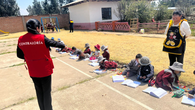 Junín. -  La Contraloría evidenció que los estudiantes de nivel inicial y primaria de la I.E. N° 30020 en Pucará, Junín, reciben clases en el patio escolar expuestos a la intemperie. Las aulas presentan techos y paredes con grietas profundas, rajaduras extensas y filtraciones de agua, situación que hace imposible su uso y pone en grave riesgo la integridad física de 217 alumnos y sus maestros.