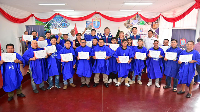 Municipalidad de Maynas entrega certificados a peluqueros y barberos capacitados