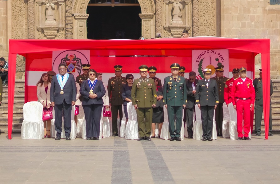Municipalidad de Puno participa de izamiento pleno y desfile cívico militar de cada del mes de setiembre