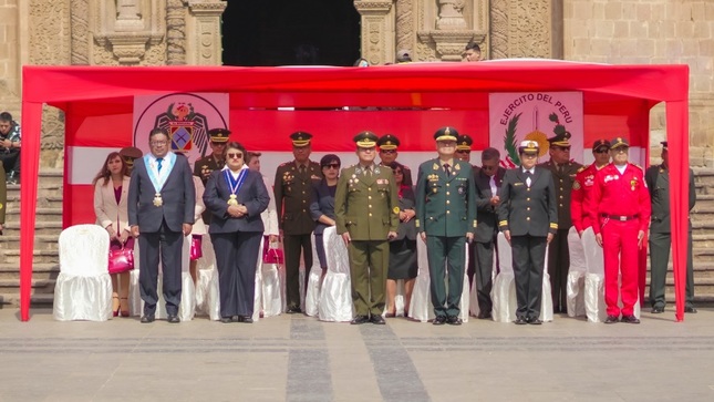 Municipalidad de Puno participa de izamiento pleno y desfile cívico militar de cada del mes de setiembre