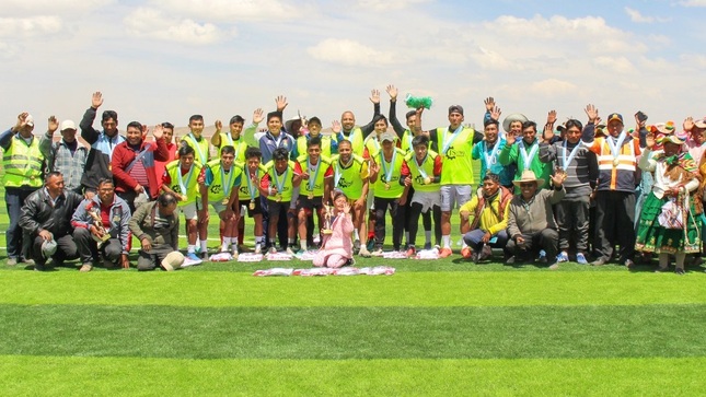 Municipalidad de Puno entrega indumentaria a Club Deportivo “Defensor Carata” para su participación en el campeonato ascenso Copa Perú