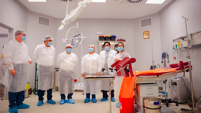 El área construida supera los 7 900 m2, con dos pisos, 7 camas de emergencia general, 37 camas de internamientos, consultorios equipados, sala de partos, además de una ambulancia para la atención de emergencias.