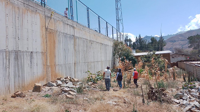 Huánuco. -La Contraloría General advirtió deficiencias de construcción en el nuevo polideportivo del distrito de Chinchao, ejecutado por el Gobierno Regional de Huánuco. La obra presenta rajaduras en los muros de contención, sardineles y desniveles en las veredas, lo que ponen en riesgo la durabilidad de la infraestructura. 