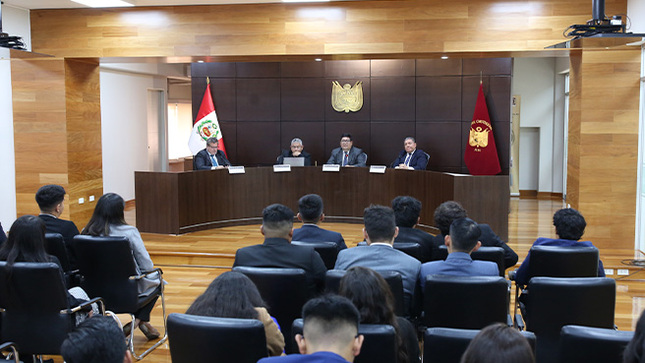 Treinta estudiantes de la Universidad Católica de Santa María reciben capacitación en el Tribunal Constitucional