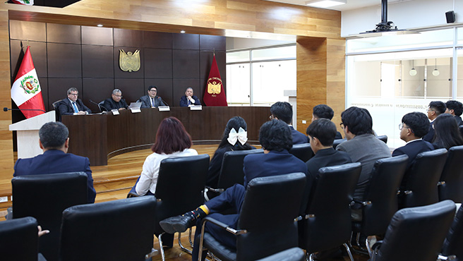 Treinta estudiantes de la Universidad Católica de Santa María reciben capacitación en el Tribunal Constitucional