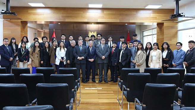 Treinta estudiantes de la Universidad Católica de Santa María reciben capacitación en el Tribunal Constitucional