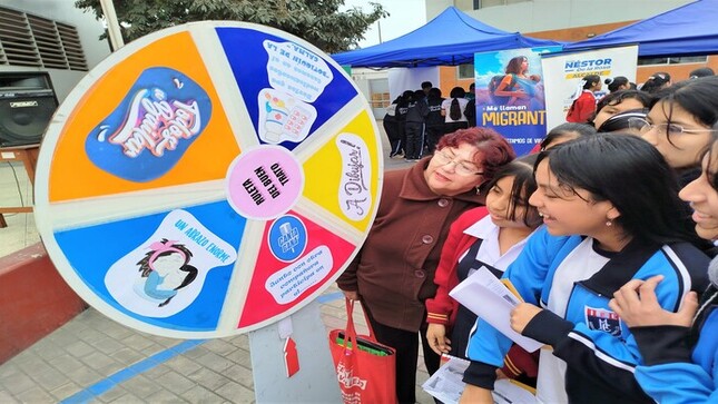 Estudiantes participando en la ruleta