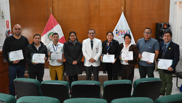 El director general, Dr. Carlos Urbano, acompañado de la jefa de la Oficina de Secretaría de la Dirección General Lic. Moquillaza, entregó a los Fedatarios Administrativos las Resoluciones de Designaciones, los Certificados del Curso de Fedatarios y material de trabajo para ejercer sus funciones.