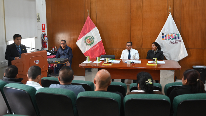 El director general, Dr. Carlos Urbano, acompañado de la jefa de la Oficina de Secretaría de la Dirección General Lic. Moquillaza, entregó a los Fedatarios Administrativos las Resoluciones de Designaciones, los Certificados del Curso de Fedatarios y material de trabajo para ejercer sus funciones.
