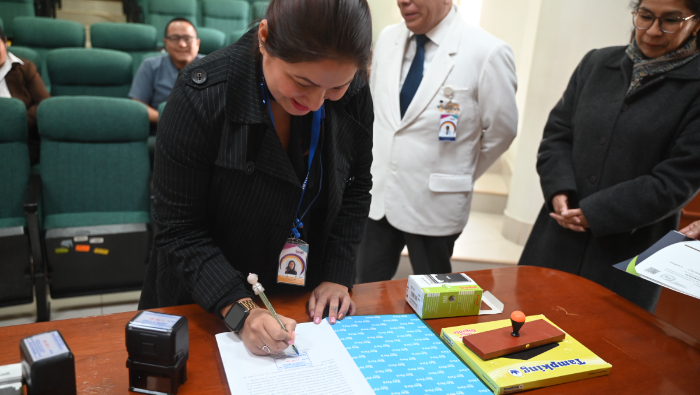 El director general, Dr. Carlos Urbano, acompañado de la jefa de la Oficina de Secretaría de la Dirección General Lic. Moquillaza, entregó a los Fedatarios Administrativos las Resoluciones de Designaciones, los Certificados del Curso de Fedatarios y material de trabajo para ejercer sus funciones.