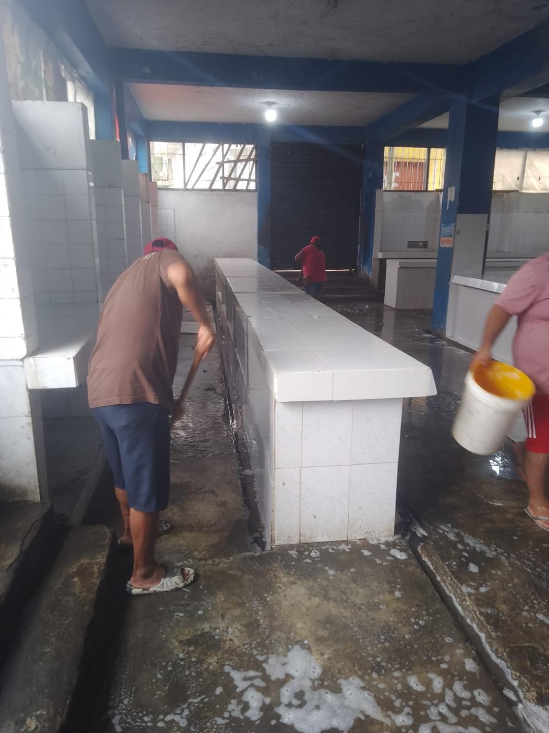 El baldeo del Mercado de la Casona de Belén, labor que se realiza cada semana.