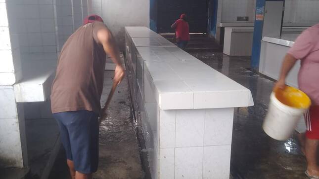 El baldeo del Mercado de la Casona de Belén, labor que se realiza cada semana.