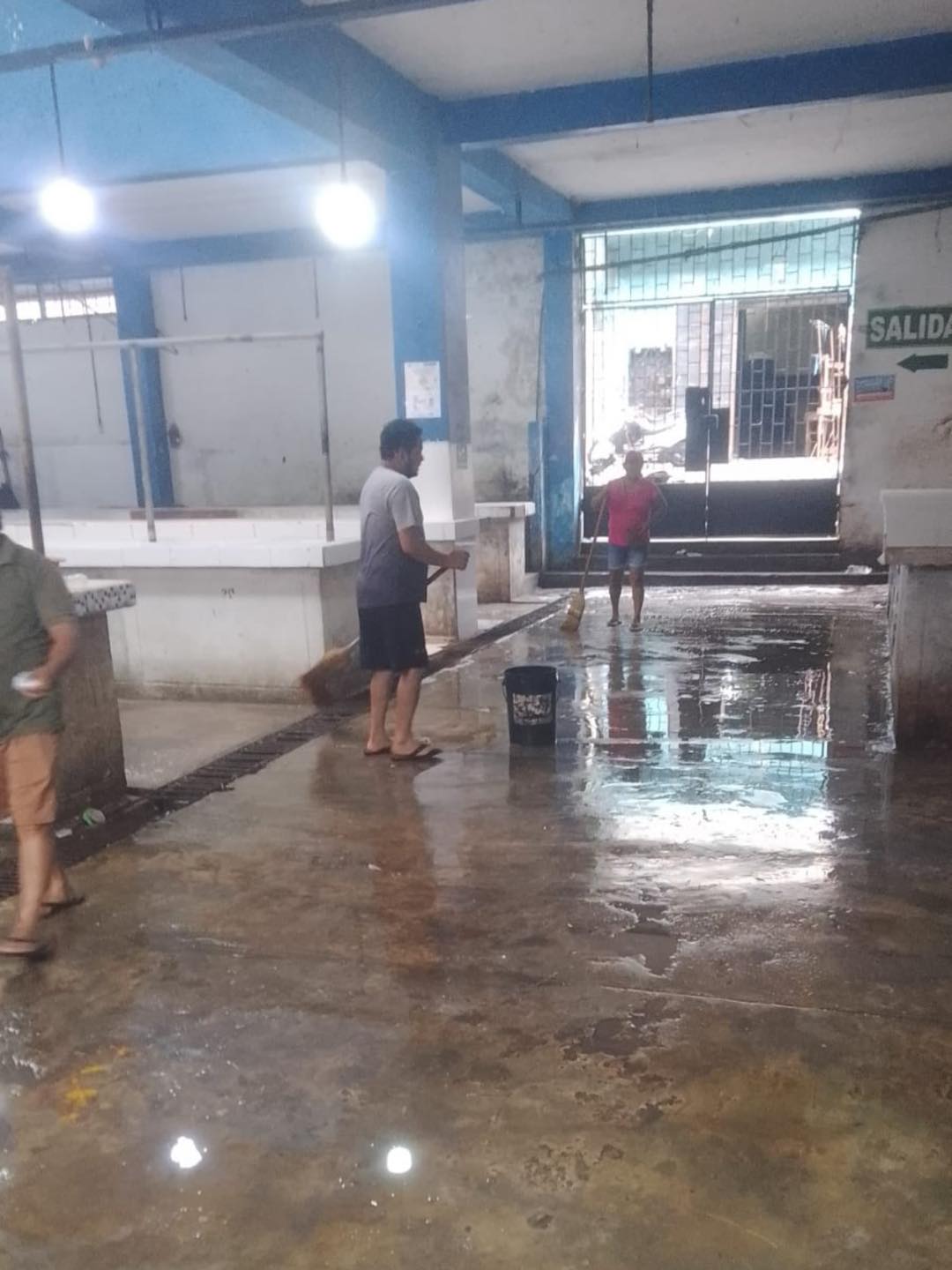 El baldeo del Mercado de la Casona de Belén, labor que se realiza cada semana.