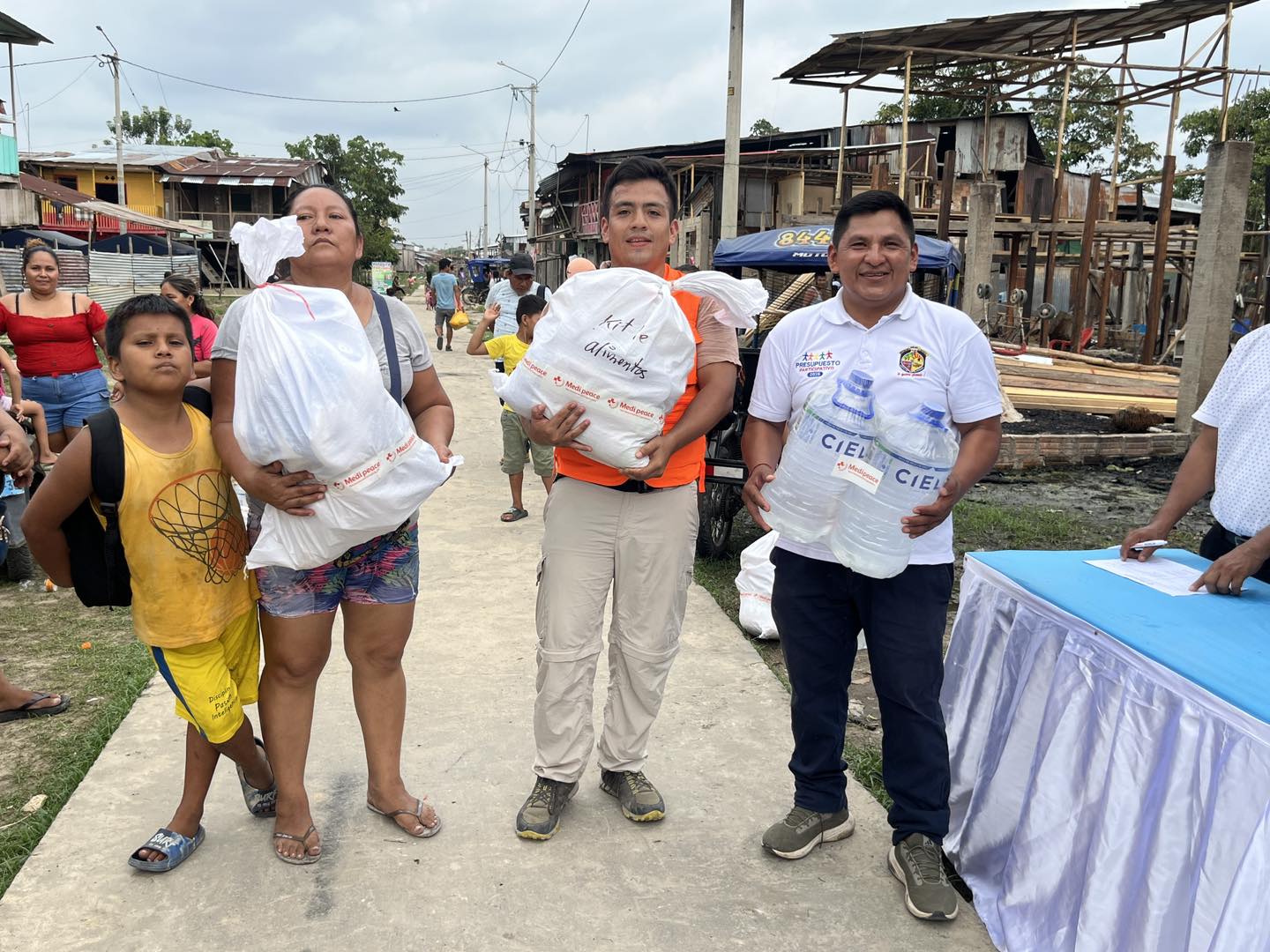 la Muni Distrital de Bel茅n, Tony Isuiza Tangoa, particip贸 junto a la ONG Medipeace y KOICA en la entrega de kits de ayuda humanitaria